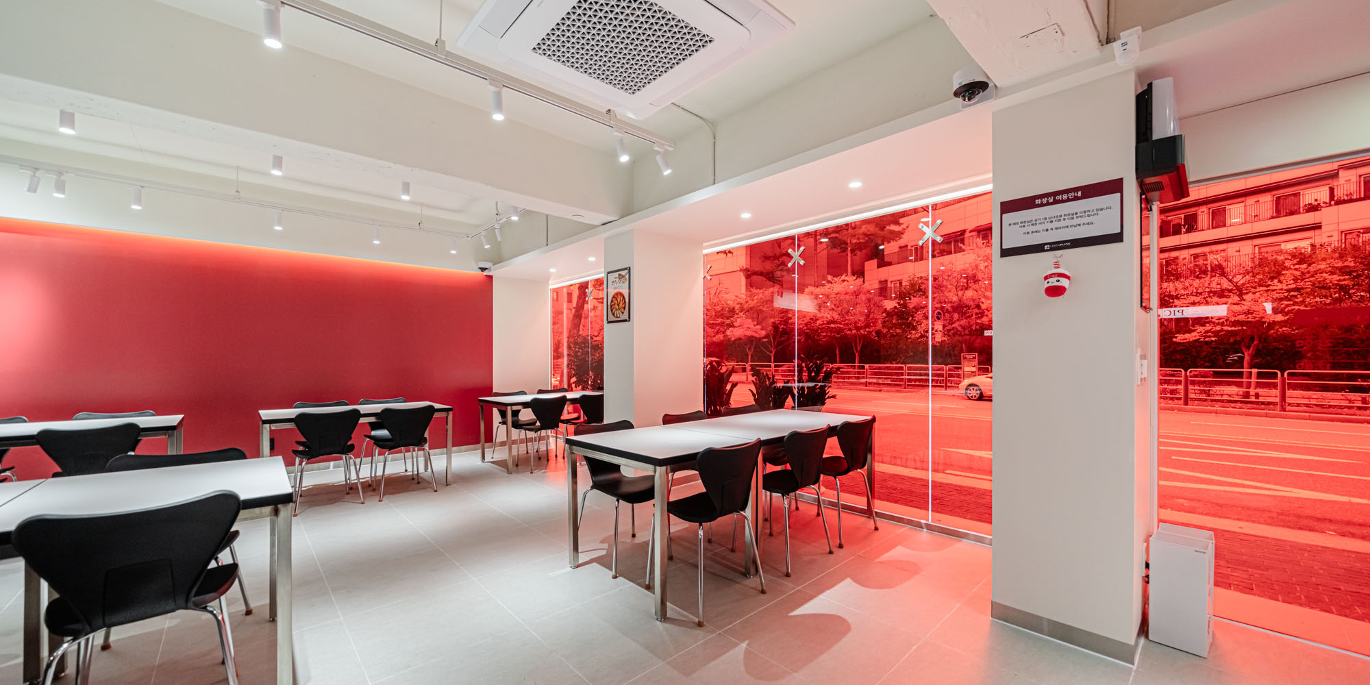 [식당] 강렬한 레드로 하이엔드 무드를 나타낸 중식당 인테리어