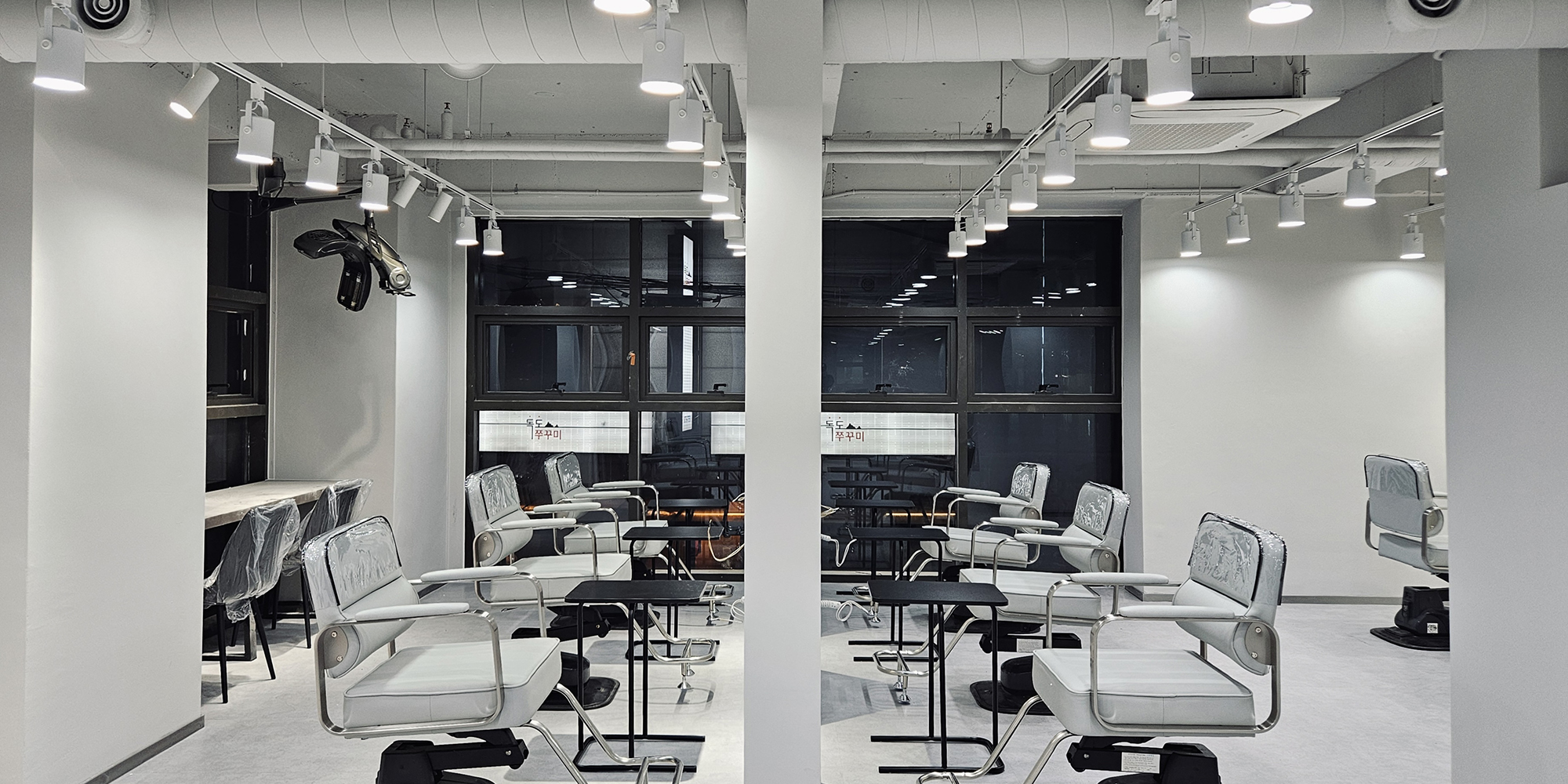 [미용실] 메탈 분위기로 빈티지함을 살린 미용실 인테리어
