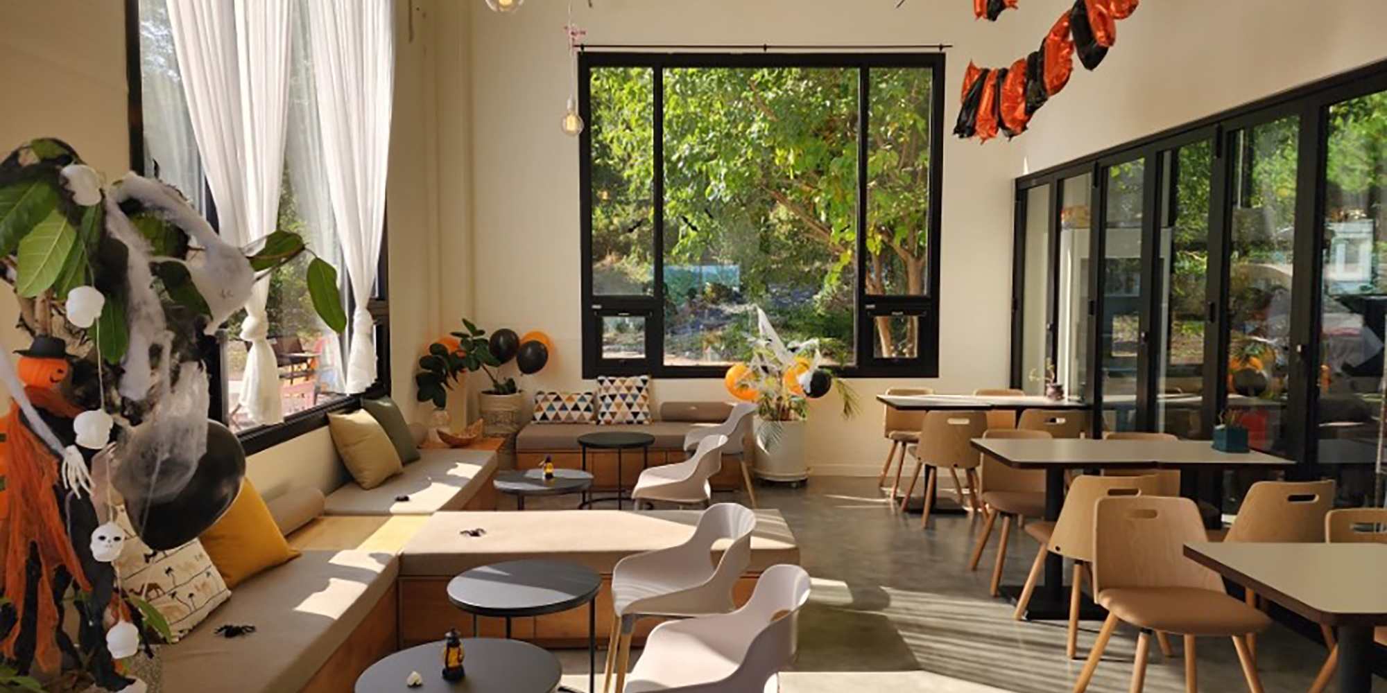 [카페] 아름다운 테라스에서 여유로운 카페 인테리어